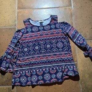 Patterned cold shoulder shirt. Long sleeve.